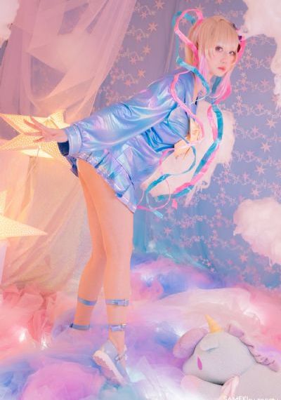 老板一边开会一边摸秘书