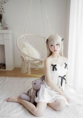 年轻女秘书
